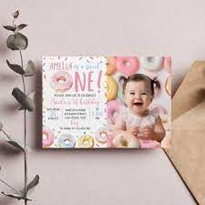 PrintFixels - Invitación de cumpleaños infantil personalizada con sobres I 50 tarjetas de invitación para niños con foto I Tarjeta de cumpleaños personalizada con temática de mariposa